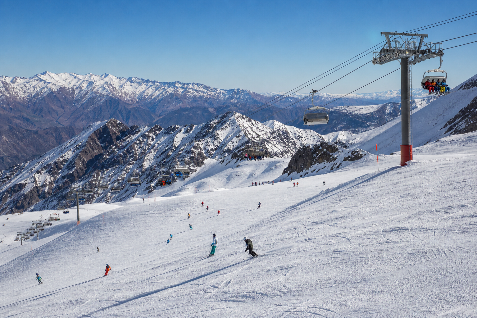 Centro de esquí en la Cordillera de los Andes cerca de Santiago de Chile con pistas nevadas, aerosillas y esquiadores disfrutando del invierno.