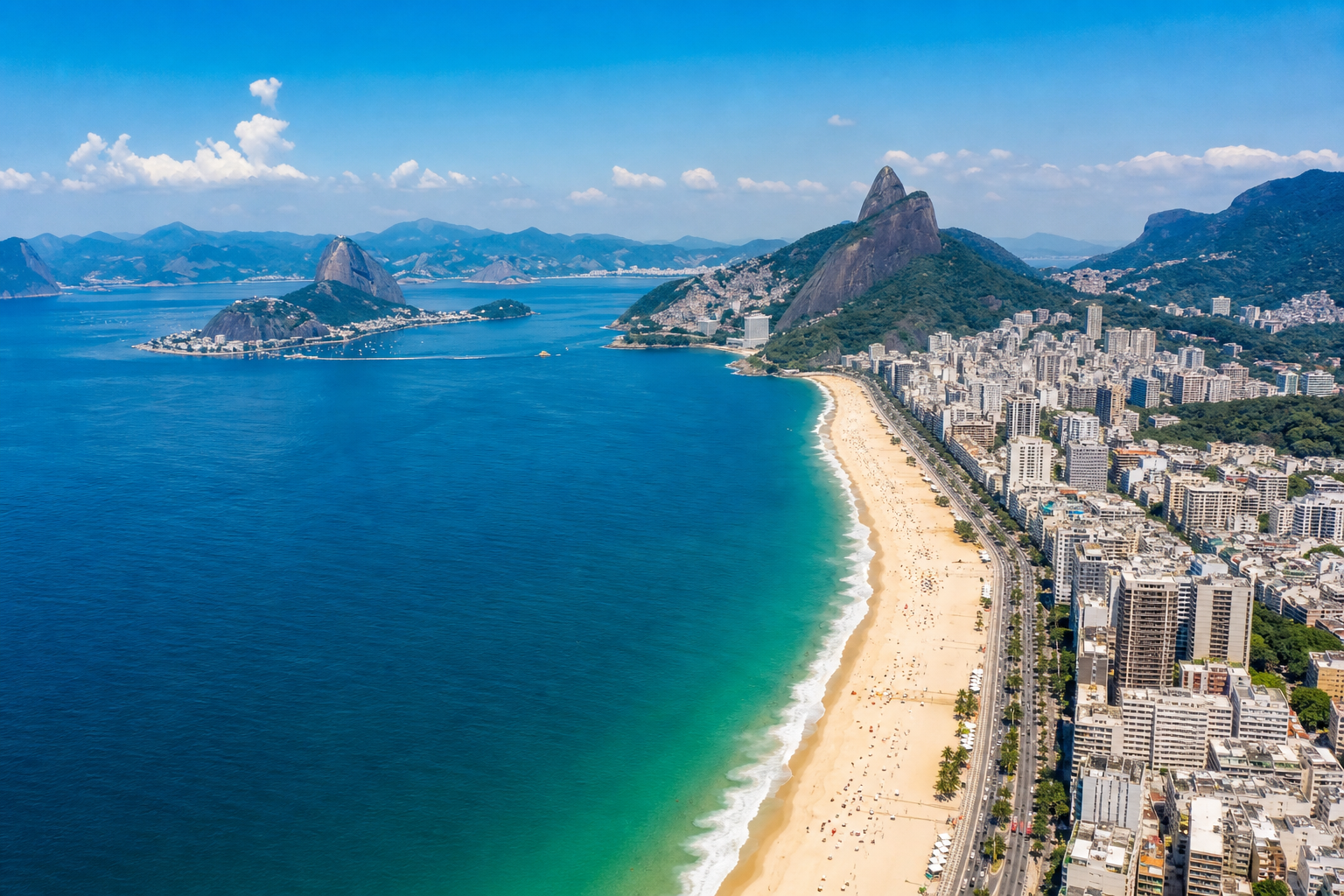 Vista panorámica de las playas de Río de Janeiro con el Pan de Azúcar, arena dorada y mar turquesa en un día soleado.